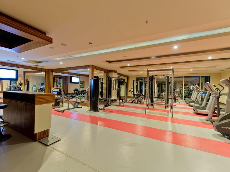 Gimnasio moderno con maquinaria y área de entrenamiento en un hotel