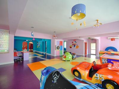 Kolorowa sala zabaw z pojazdami i miękkimi matami w hotelu.