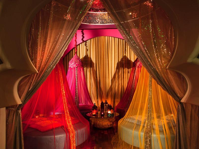 Przytulny kącik z kolorowymi zasłonami i orientalną atmosferą.