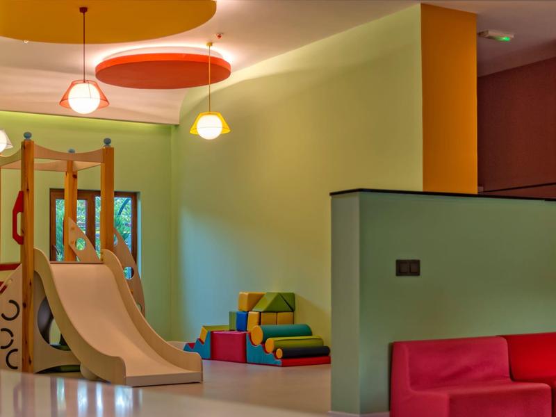 Světelné vnitřní herna s klouzačkou, měkkými kostkami a barevným osvětlením.