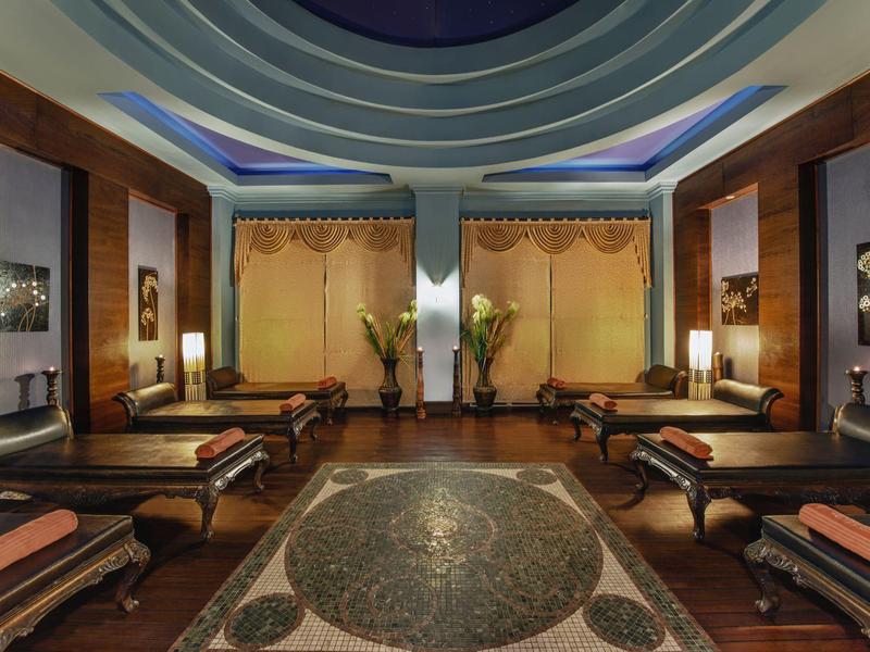 Salle de bien-être élégante avec éclairage chaud, fauteuils confortables et ambiance relaxante.