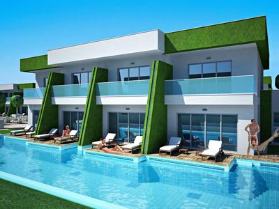 Nowoczesny dwupiętrowy budynek hotelowy z prywatnymi basenami przed każdym pokojem i tarasami słonecznymi.