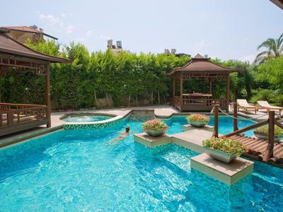 Crystal Admiral Resort Suites & Spa