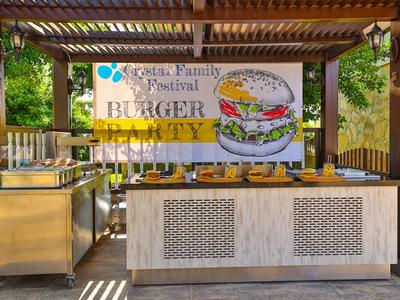 Stand buffet avec nourriture sous un pavillon en bois lors d'un festival familial