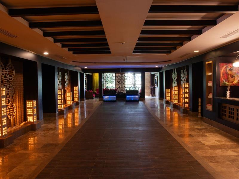 Korytarz z nowoczesnym oświetleniem i azjatycką dekoracją w hotelu.