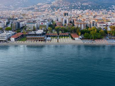 Vue sur une ville côtière avec promenade et hôtels au bord de l'eau