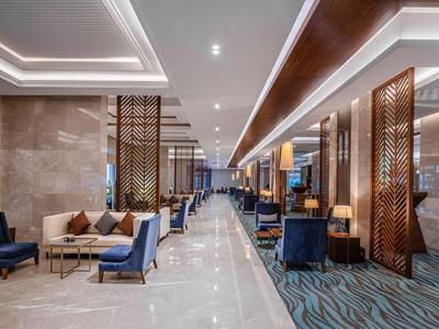 Moderne hotel lobby met zitgedeelten en elegante verlichting