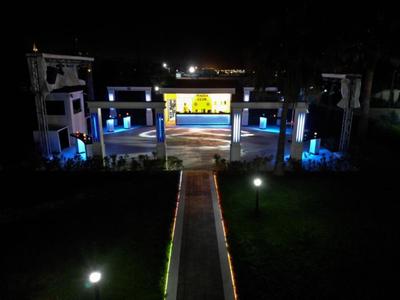 Sentiero illuminato conduce a edificio moderno di notte con luci blu