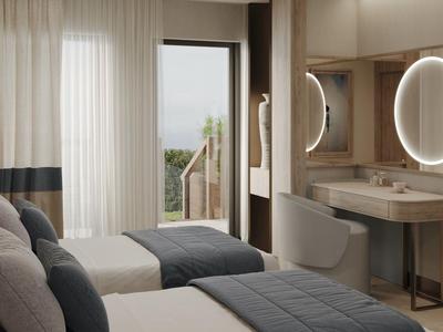 Camera d'hotel moderna con due letti, tende chiare e specchi rotondi illuminati sopra i lavandini.