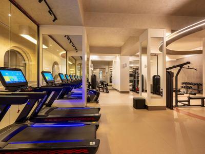 Palestra moderna con tapis roulant e attrezzi per il fitness in un hotel.