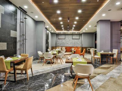 Moderní hotelová lobby s různými místy k sezení a jasným osvětlením.