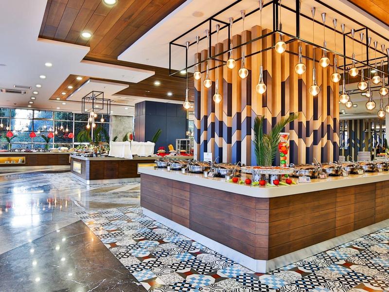 Moderní hotelová bufetová oblast s elegantním osvětlením a rozsáhlým výběrem jídla