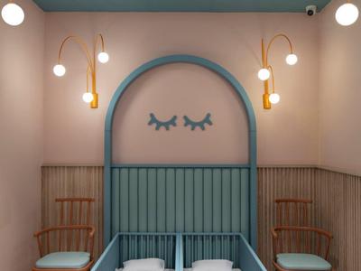 Lettino per bambini accogliente con struttura blu e decorazioni in una stanza elegante.