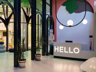 Moderna hall dell'hotel con reception e arredi organici luminosi.