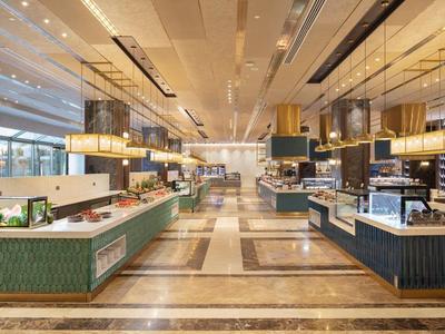 Sala da pranzo moderna dell'hotel con buffet eleganti e illuminazione raffinata.