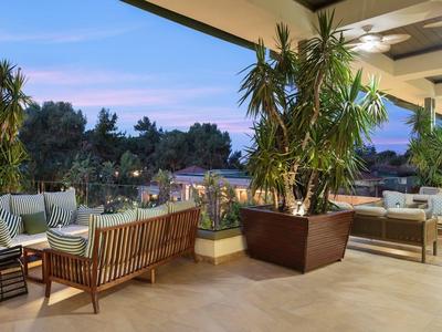 Espace lounge d'hôtel ouvert avec sièges modernes et vue extérieure en soirée