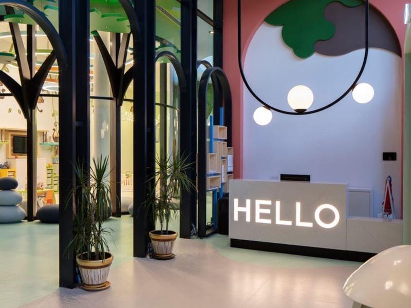 Moderna hall dell'hotel con reception e arredi organici luminosi.