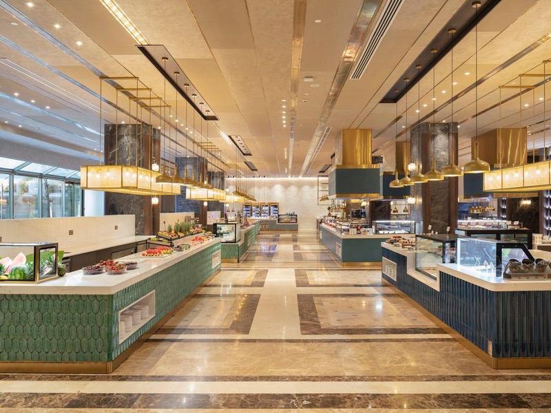 Sala da pranzo moderna dell'hotel con buffet eleganti e illuminazione raffinata.