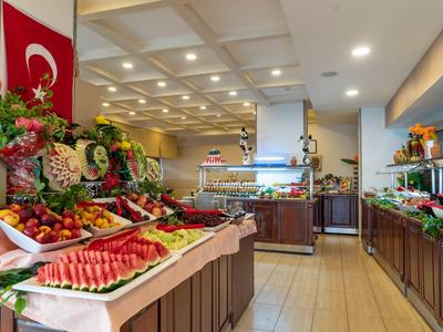 Buffet mit frischem Obst und Gemüse, türkische Flagge, helles, einladendes Restaurantinterieur.