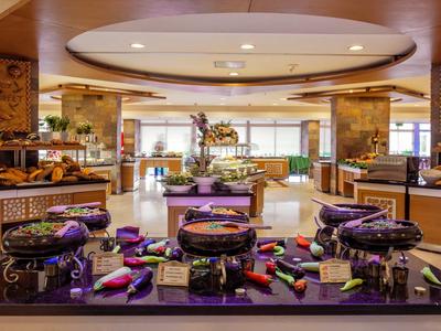 Buffet elegante con piatti decorativi e ciotole colorate in un ristorante moderno.