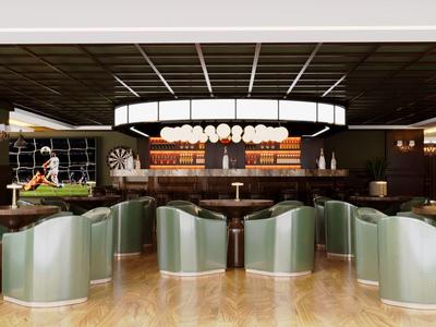 Bar elegante de hotel con sillones verdes acolchados e iluminación estilizada sobre la barra.