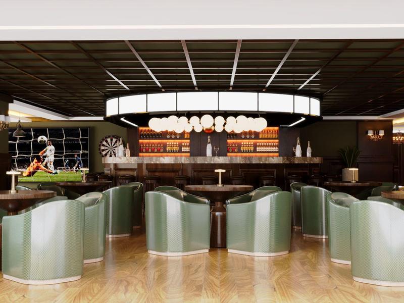 Bar elegante de hotel con sillones verdes acolchados e iluminación estilizada sobre la barra.