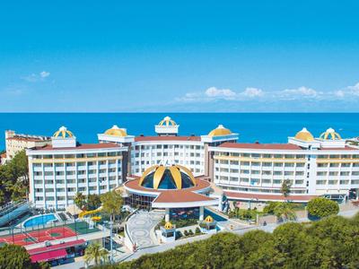 Gran edificio de hotel con entrada amplia bajo un cielo azul