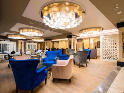 Eleganter Hotel-Loungebereich mit stilvollen Sesseln und warmem Licht.