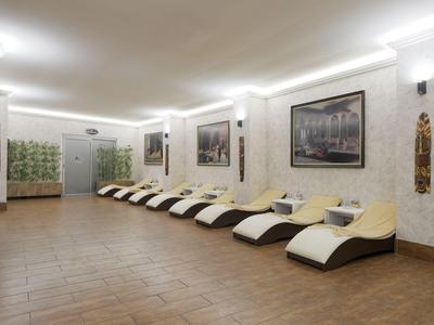 Ruheraum mit mehreren modernen Liegen, sanfter Beleuchtung und Wandbildern in einem Hotel.