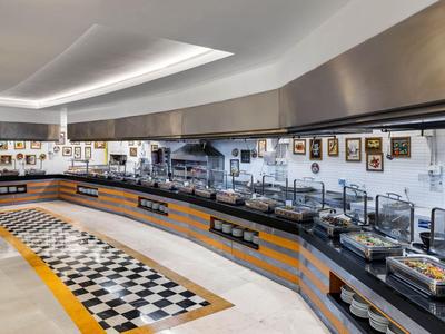 Buffet d'hotel moderno con una varietà di piatti e illuminazione elegante.