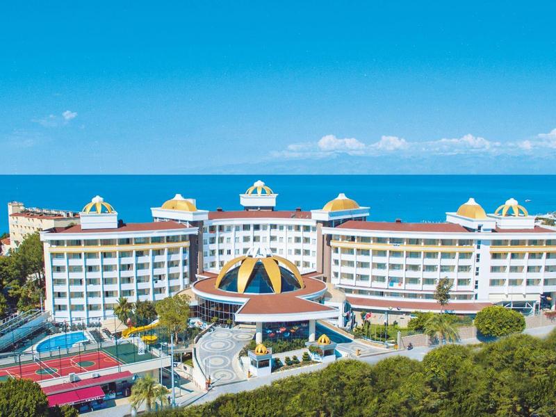 Gran edificio de hotel con entrada amplia bajo un cielo azul