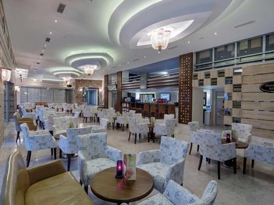 Area ristorante elegante dell'hotel con sedute di stile e arredi moderni.