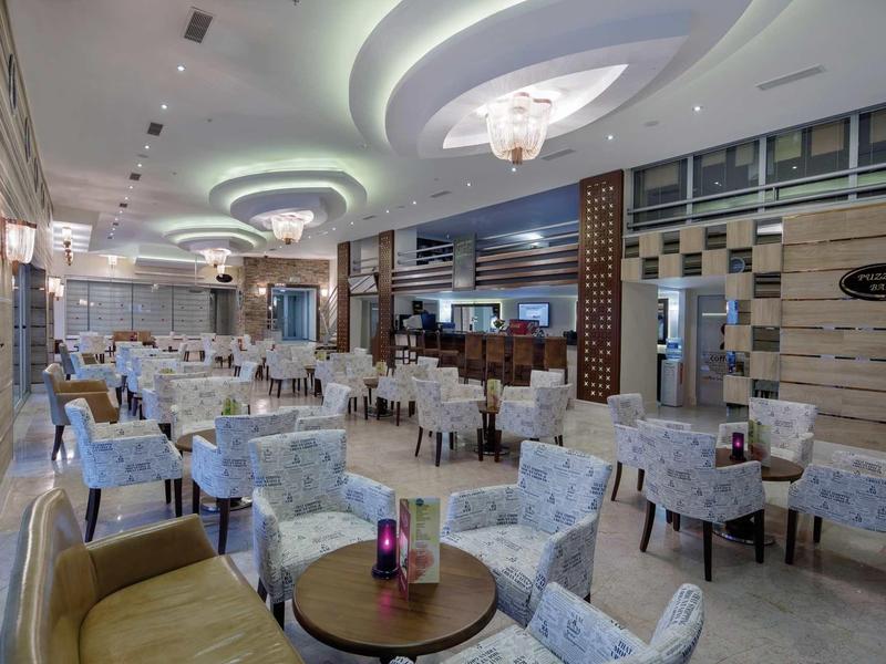 Area ristorante elegante dell'hotel con sedute di stile e arredi moderni.