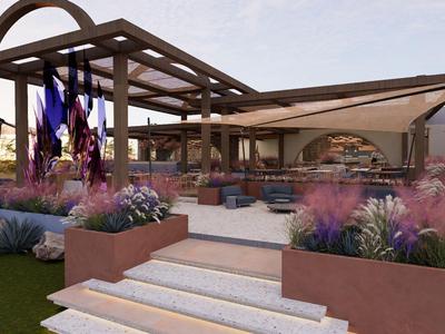 Área exterior moderna con asientos, plantas y elementos decorativos en un jardín de hotel.
