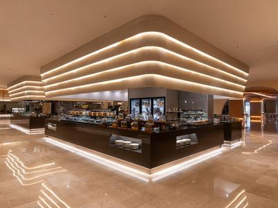 Hotel moderno con illuminazione indiretta elegante e superfici lisce in marmo.