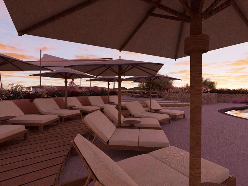 Puste leżaki i parasole przy basenie o zachodzie słońca.