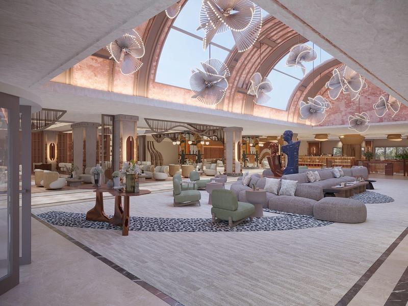 Hall d'hôtel moderne et lumineuse avec sièges confortables et toit en verre avec plantes.