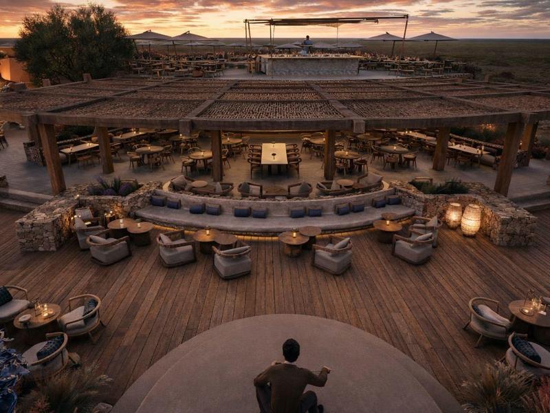 Bar en plein air accueillante avec mobilier en bois et ambiance au coucher du soleil.