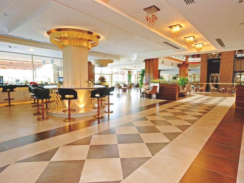 Moderní hammam s centrální nádrží na vodu, lavicemi a unikátním stropním osvětlením.