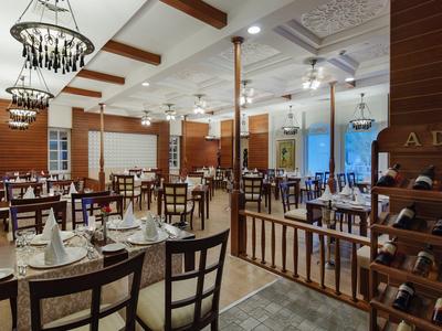 Elegantní restaurace s prostřenými stoly a stylovým osvětlením.
