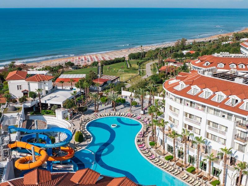 Velký hotel s bazénem, vodními skluzavkami a výhledem na moře