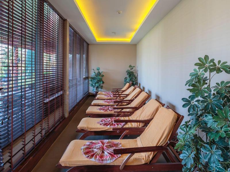 Hotel-Wellnessbereich mit Liegestühlen und sanfter Beleuchtung.