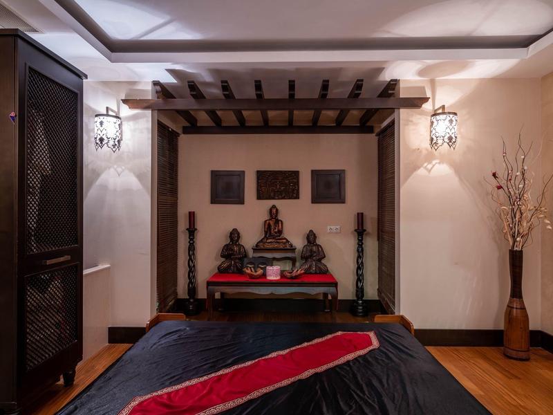 Camera accogliente con legno scuro ed elementi decorativi asiatici.