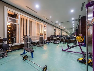 Palestra moderna con varie attrezzature per allenamento e spazio aperto in un hotel.