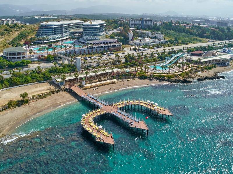 Přímořský hotel s pláží, bazénem a dlouhým molem do čistého moře