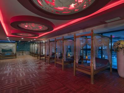 Stanza relax spa di lusso con letti da giorno e illuminazione d'atmosfera