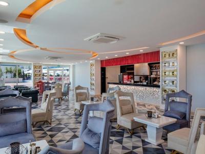 Interiér moderního hotelového salonku s pohodlnými křesly a osvětleným barem.