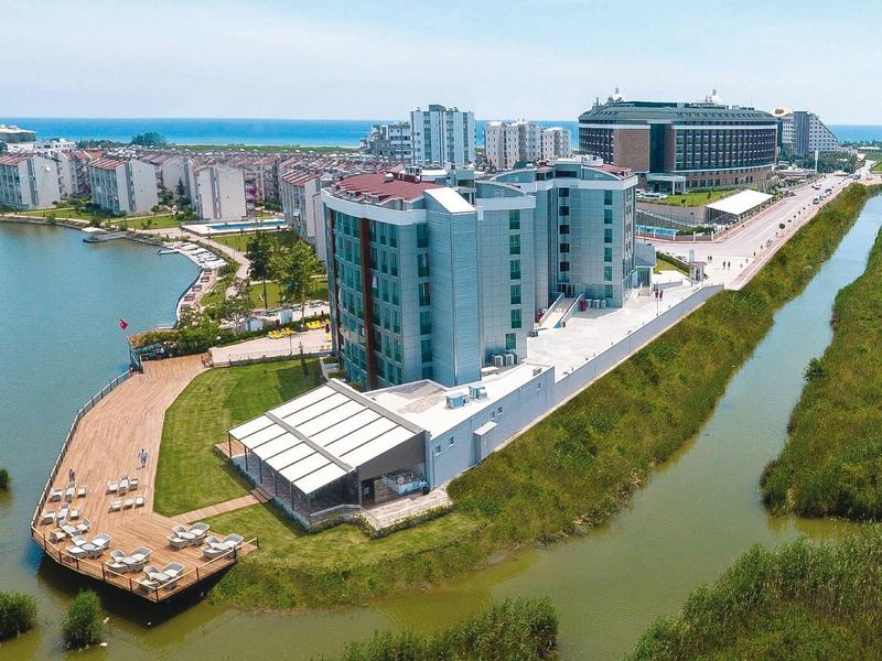 Hotelcomplex op een schiereiland met uitzicht op de zee en omgeven door water