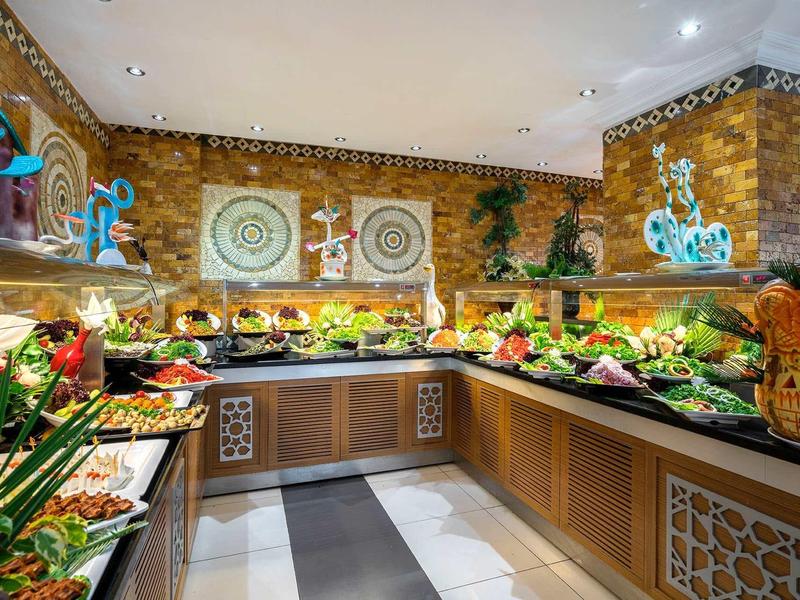 Buffet coloré avec une variété de fruits et légumes dans un décor chaleureux.