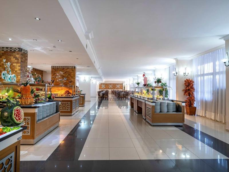 Intérieur spacieux d'un buffet d'hôtel avec diverses options de fruits et plats.